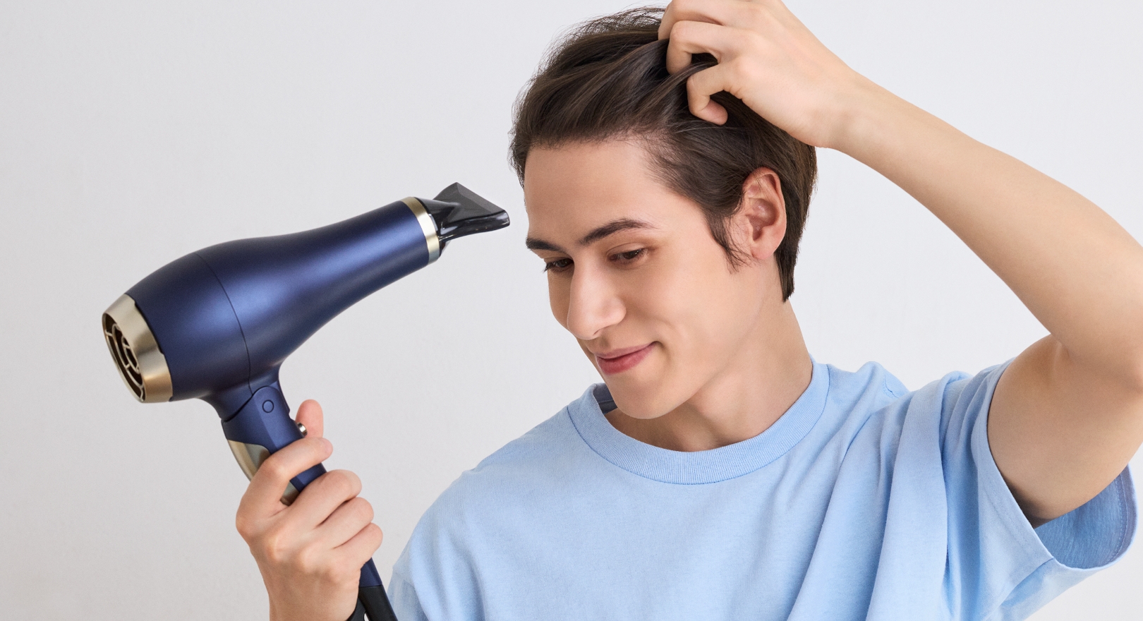 男性のヘアドライ風景