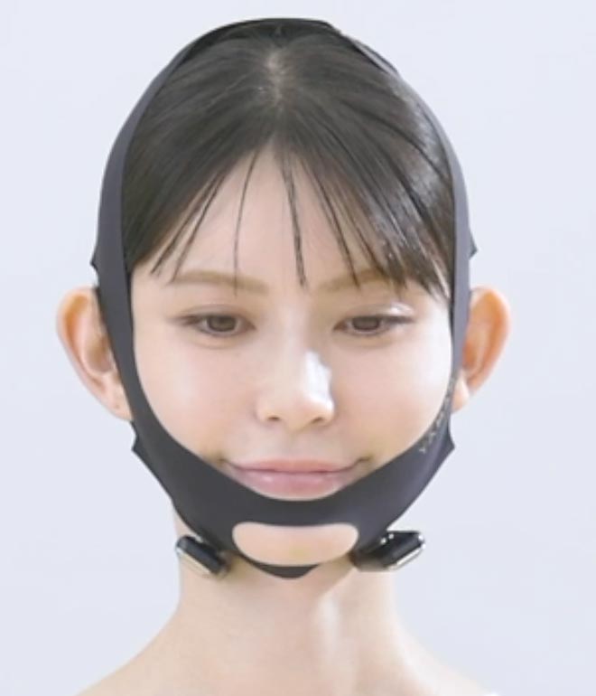 フェイスラインに装着する女性