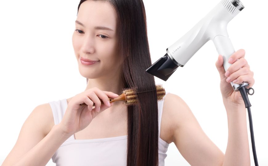 髪をとかす女性