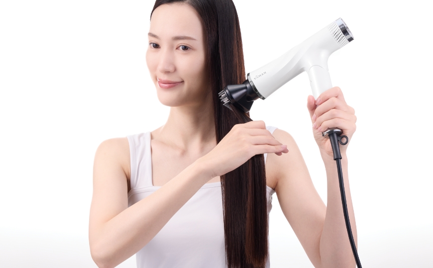 髪をとかす女性