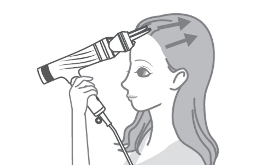 髪をとかす女性