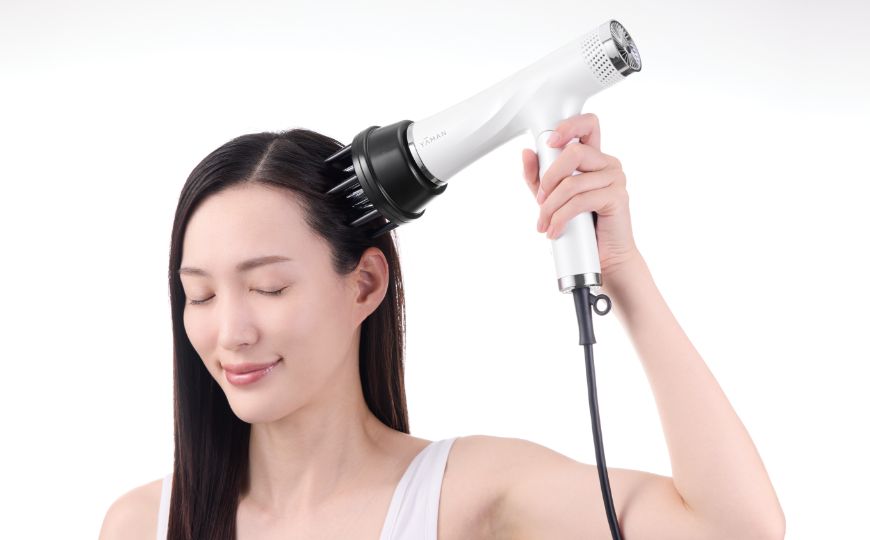 髪をとかす女性