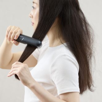 保水ヘアアイロンシリーズからコードレス×ブラシ型アイロン登場 保水ヘアアイロンシリーズからコードレス×ブラシ型アイロン登場