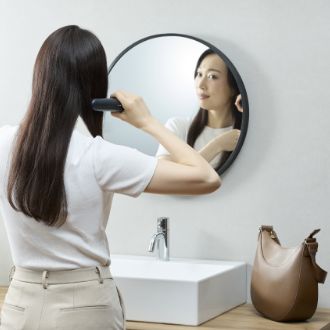 外出先の鏡で整える女性