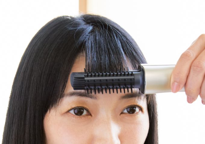 毛先を整える女性