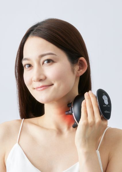 頭皮のケアをする女性