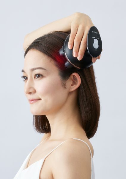 頭皮のケアをする女性