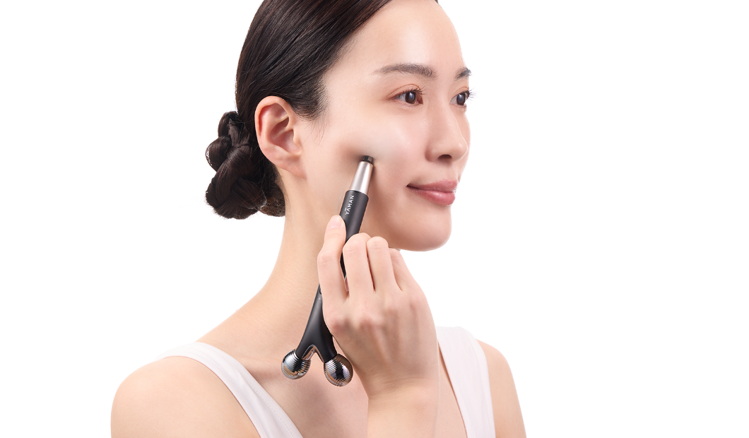 頬に押し当てる女性