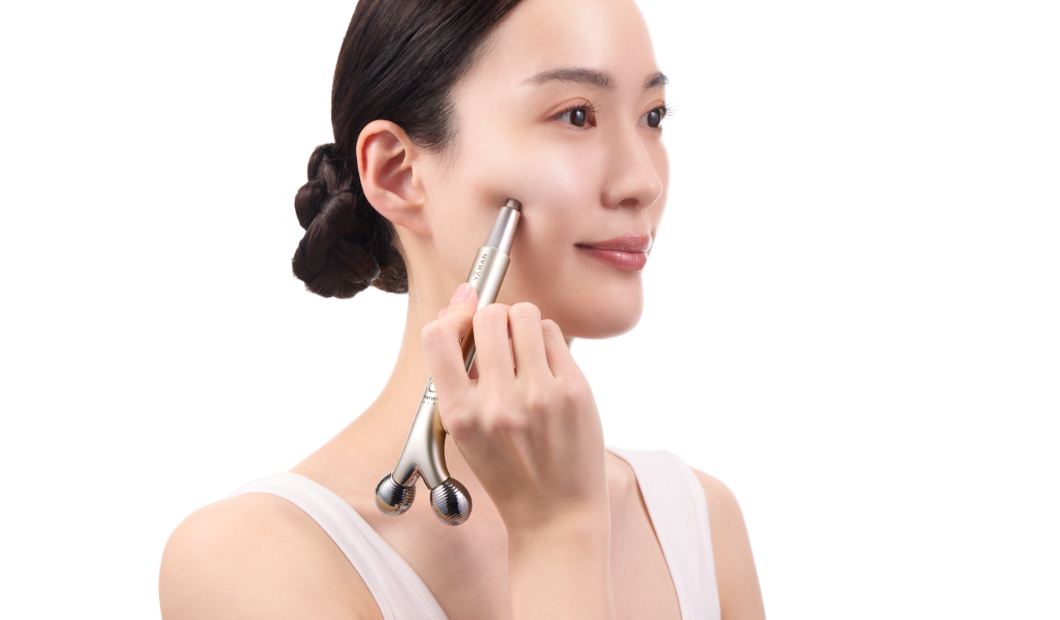 頬に押し当てる女性